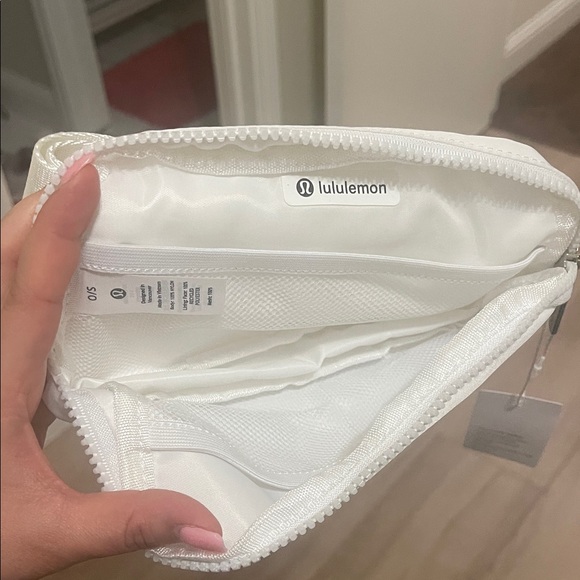 White Lululemon Everywhere Belt Bag - Picture 4 of 4